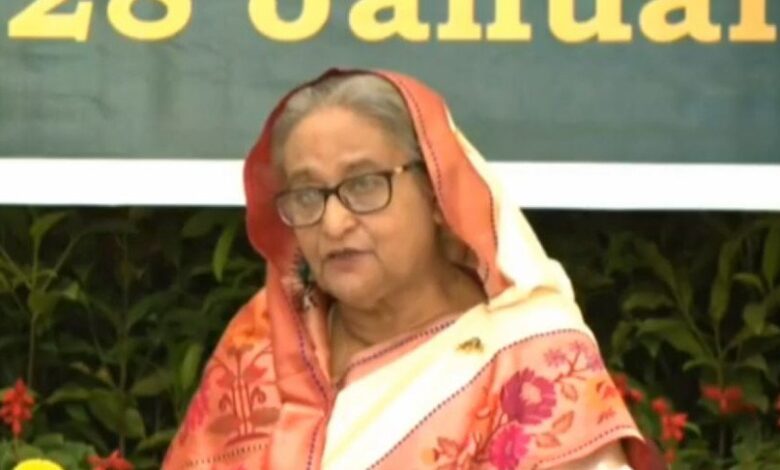 ণভবন থেকে ভিডিও কনফারেন্সের মাধ্যমে সামরিক বাহিনী কমান্ড ও স্টাফ কলেজের ‘ডিএসসিএসসি ২০২০-২০২১’ কোর্সের স্নাতক সমাবর্তন অনুষ্ঠানে বক্তব্য দেন প্রধানমন্ত্রী শেখ হাসিনা। ছবি : সংগৃহীত